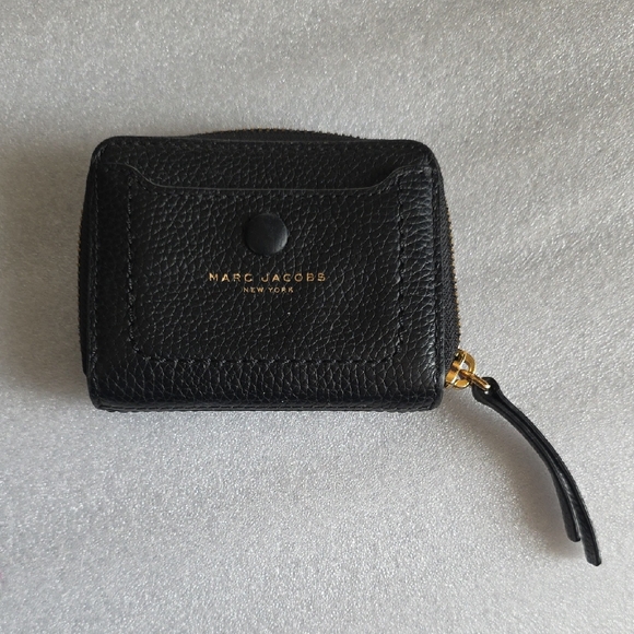 Marc Jacobs Accessories - Marc Jacobs Black Pebbled Leather Zip Card Case with Gold Accent